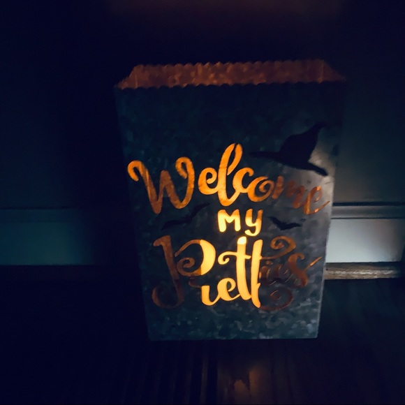 Light up Halloween welcome tin bag
